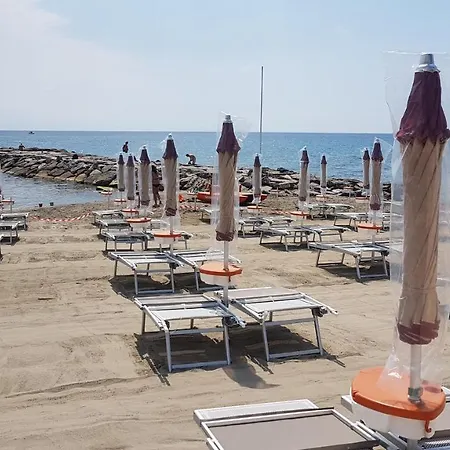 Vicino Al Mare In Centro Sulla Ciclabile Con La *