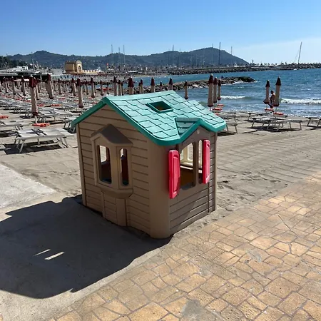 Vicino Al Mare Sulla Pista Ciclabile * 因佩里亚
